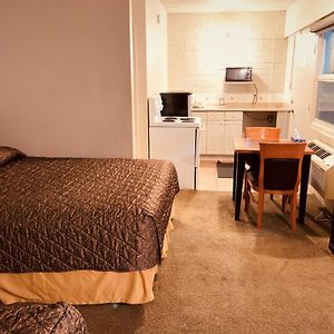 Red Carpet Inn & Suites Calgary Exterior photo