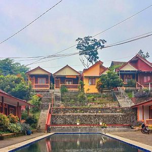 Villa Kampoeng City Pacet Mitra Reddoorz Mojokerto Exterior photo