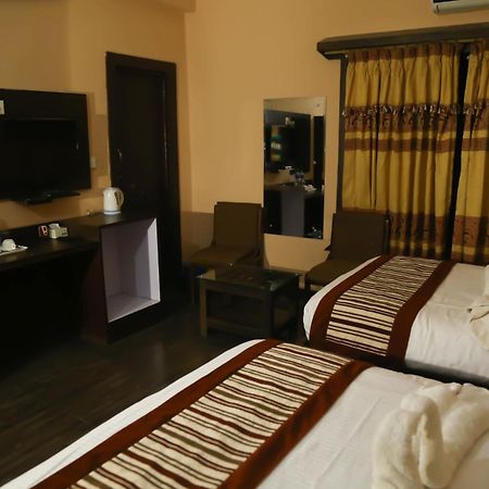 Hotel Royal Safari Sauraha Zewnętrze zdjęcie