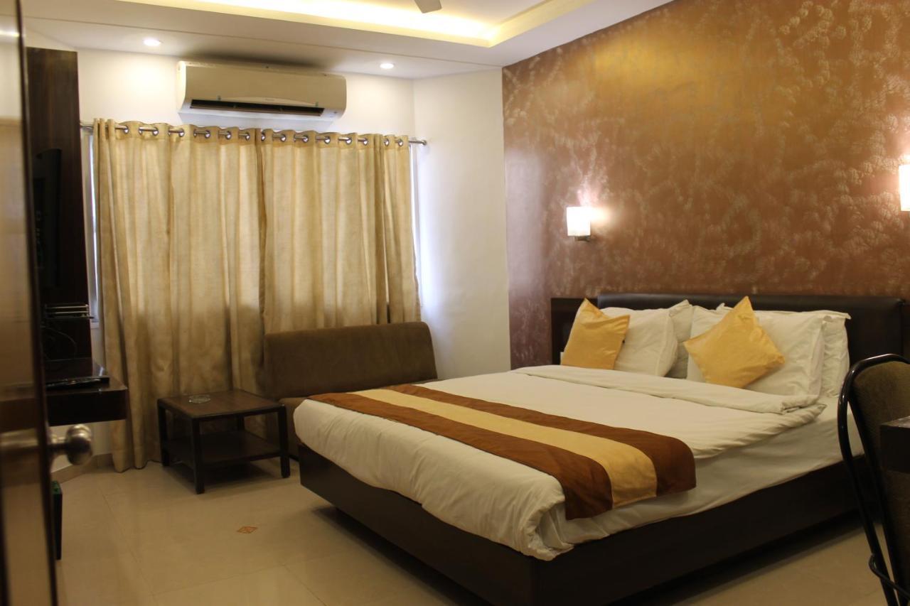 Hotel Kanak Ahmadabad Zewnętrze zdjęcie