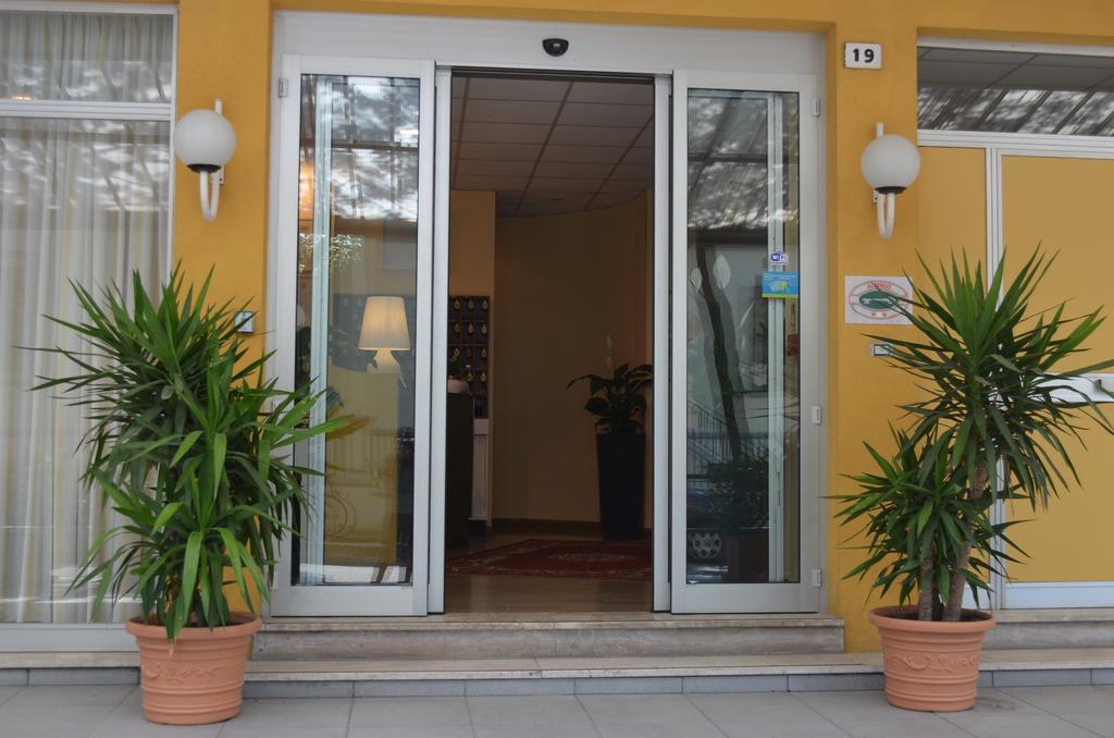 Hotel Capitol Pesaro Zewnętrze zdjęcie