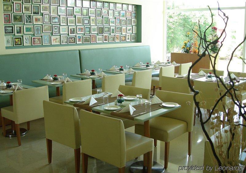 Rnb Select The Clover, Gurgaon Restauracja zdjęcie