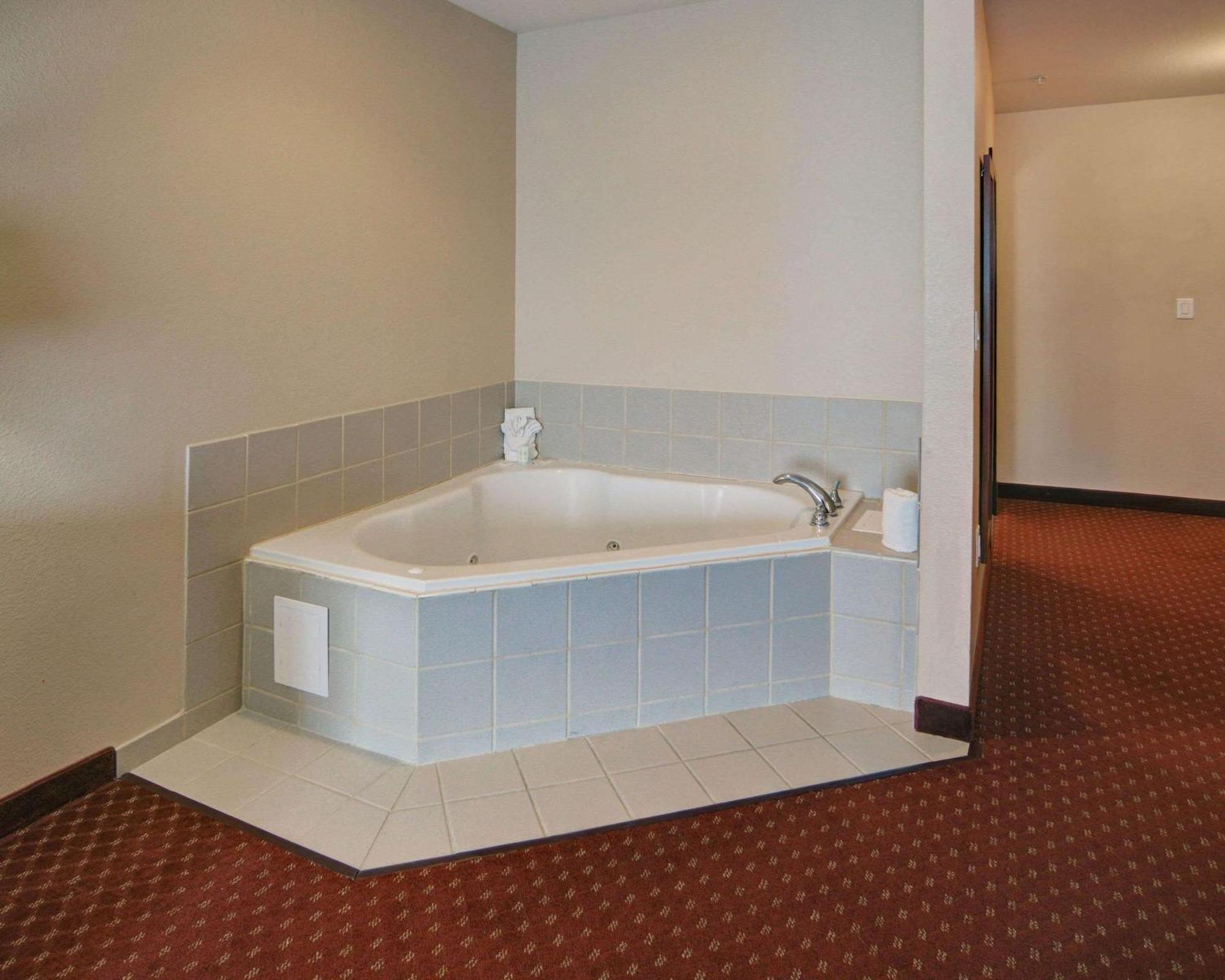 Quality Suites Near Cedar Creek Lake Mabank Zewnętrze zdjęcie