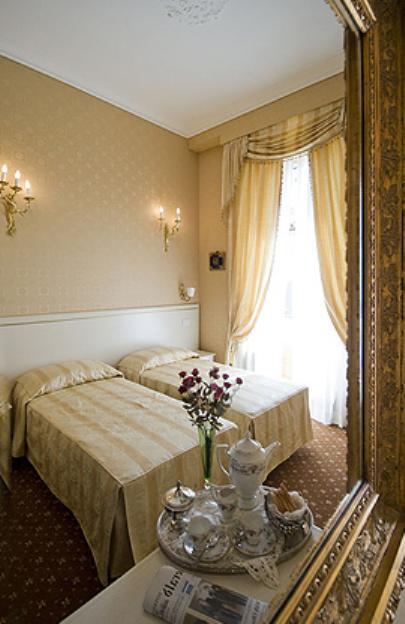 Hotel Domus Borgognona Rzym Pokój zdjęcie