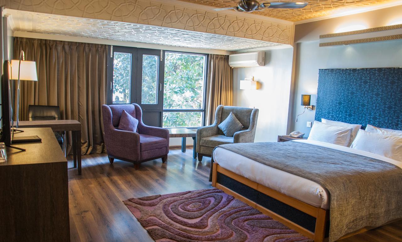 Hotel Ahdoos Srīnagar Zewnętrze zdjęcie