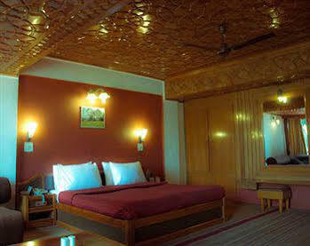 Hotel Ahdoos Srīnagar Zewnętrze zdjęcie