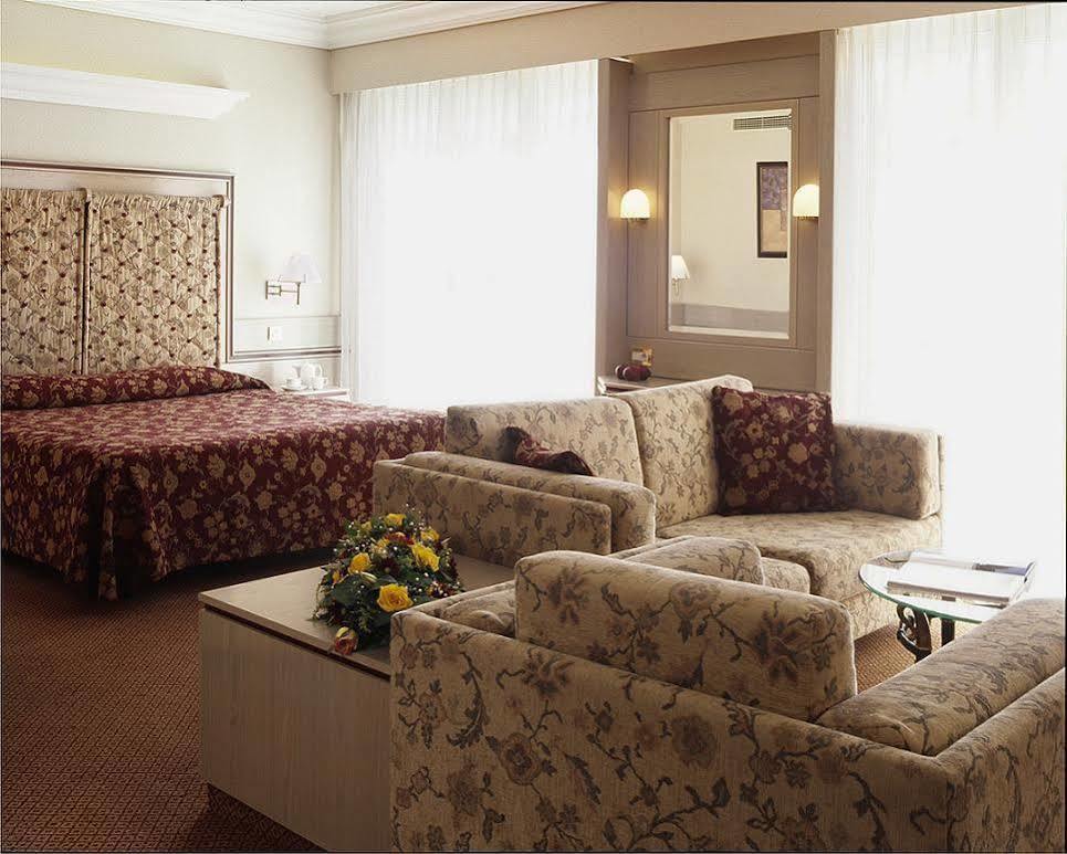 Holiday Suites Ateny Zewnętrze zdjęcie