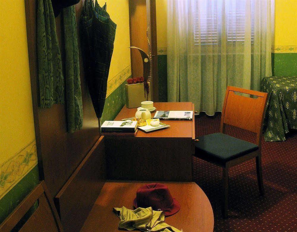 Hotel Continentale Rzym Zewnętrze zdjęcie