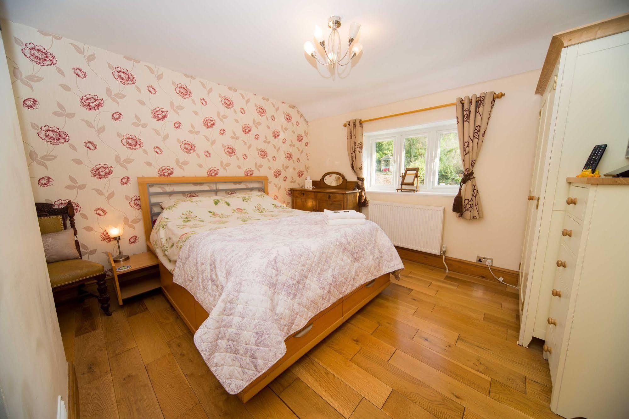 Cosy Snug With Shower Ensuite - It Has Beautiful Countryside Views - Only 3 Miles From Lyme Regis, Charmouth And River Cottage - It Has A Private Balcony And A Real Open Fireplace - Comes With Free Private Parking Axminster Zewnętrze zdjęcie