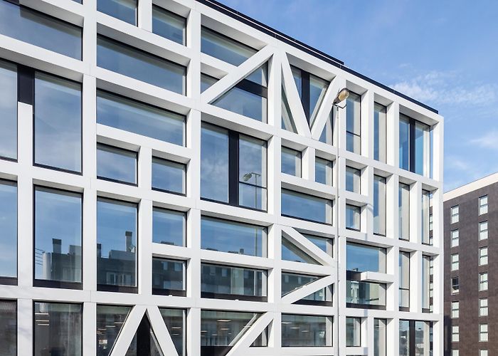 Transparent Building URBO Business Center by Nuno Capa Arquitecto | Office buildings photo