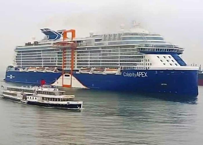 Raderstoomboot De Majesteit Naast dit cruiseschip lijkt raderstoomboot De Majesteit maar een ... photo