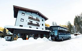 Hostel Contiki Haus Schoneck Hopfgarten im Brixental Exterior photo