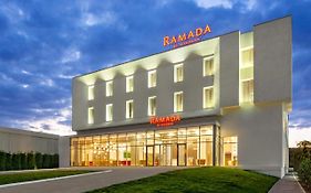 Hotel Ramada By Wyndham Târgu Jiu Exterior photo