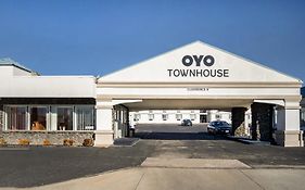 Hotel Oyo Townhouse Dodge City Ks Exterior photo