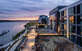 Ac Hotel By Marriott Vancouver Waterfront Exterior photo