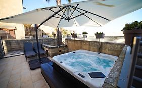 Willa Harbour Views Duplex Maisonette With Jacuzzi Hot Tub Mgarr Exterior photo