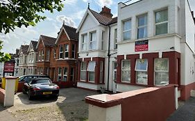 Malvern Lodge Guest House- Close To Beach, Train Station & Southend Airport Exterior photo