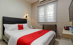 Hotel RedDoorz Plus near Lippo Cikarang Mall Bekasi Exterior photo