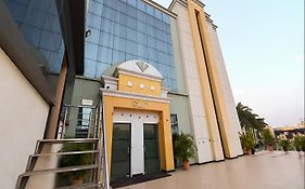 Club 7 Resort And Banquets Bareli Exterior photo