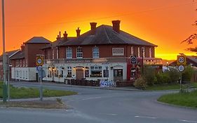 Stonehenge Inn & Shepherd'S Huts Amesbury Exterior photo