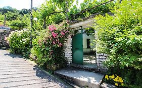Flora'S Guesthouse 'The Fir Gate' Gjirokastra Exterior photo