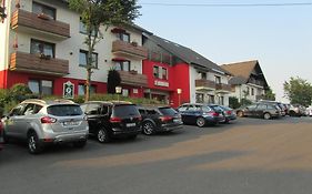 Land-Gut-Hotel Zur Burg Nuerburg Exterior photo