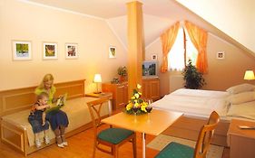 Bed and Breakfast Vadaszkuert Panzio Sopron Room photo