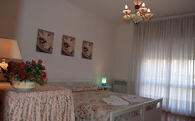 Bed and Breakfast Casa Vacanza E Per Lavoro Elena E Carla Spinea Exterior photo