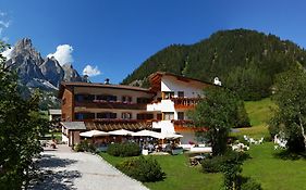 Hotel Garni Raetia Corvara Exterior photo