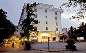 Hotel The Capitol Bengaluru Exterior photo