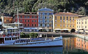 Hotel Europa - Skypool & Panorama Riva Exterior photo