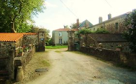 Bed and Breakfast Le Manoir "Aux Douves" Bazoges-en-Paillers Exterior photo