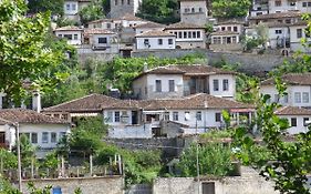 Guesthouse & Hostel Lorenc Berat Exterior photo