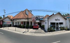 Prambanan Guesthouse Jogyakarta Exterior photo