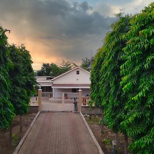 Pensjonat Kilimanjaro Country House Moshi Exterior photo