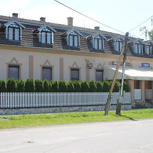 Motel Ubytovanie Toscana Vysne Revistia Exterior photo