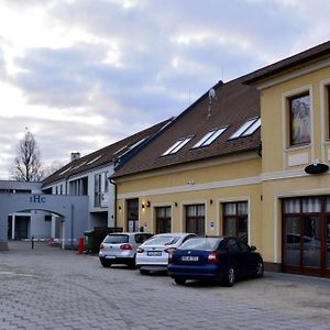 Aparthotel Dentissimi Vendegszobak Mosonmagyaróvár Exterior photo