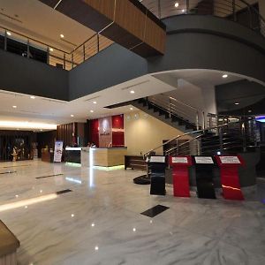 Grand Maleo Hotel Makasar Exterior photo