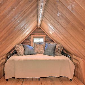 Willa Montana Retreat Original Hamilton Log Cabin! Exterior photo