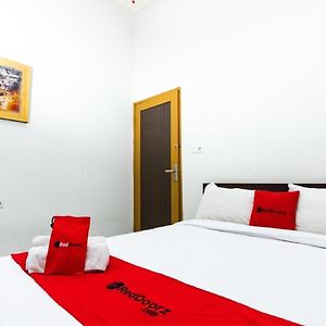 Hotel RedDoorz @ Hertasning Area 2 Makasar Exterior photo