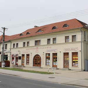 Hotel Rabensteiner Panzio Fertőd Exterior photo