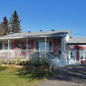 Bed and Breakfast Atelier Galerie Anne Drouin Peinture & Pension Sainte-Julie Exterior photo