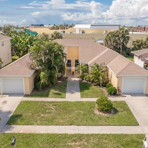 Willa Banana Cabana Two Unit Duplex Walk To The Beach Melbourne Exterior photo