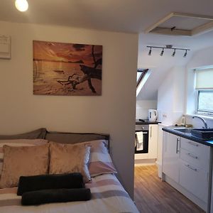 Apartament Unique Studio III With Free Wifi Maidstone Exterior photo