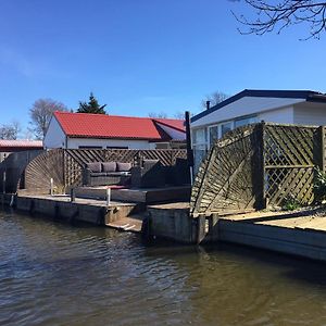 Willa Holzhaus St.Pauli Mit Steg Und Wasseblick Wervershoof Exterior photo