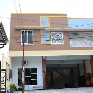 Hotel Reddoorz Syariah Near Suncity Mall Madiun Exterior photo