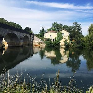 Bed and Breakfast Petit Boudoir Rez De Chaussee Triac-Lautrait Exterior photo