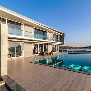 Stayvista'S Bellisimo Panorama - Lakeside Oasis With Infinity Pool, Modern Interiors, Open-To-Sky Bathtub, And Lush Green Lawn Nashik Exterior photo