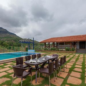 Stayvista'S Ficus Farms - Mountain-View Haven With Rustic Artsy Interiors, Outdoor Pool, Glasshouse, Home Theatre & Karaoke Delight Igatpuri Exterior photo