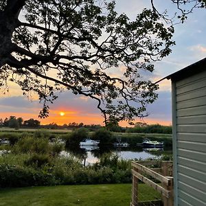 Willa The Hut By The River York Exterior photo